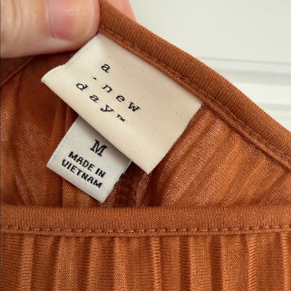 Elegant Brown Pleated Dress - Picture 4 of 6